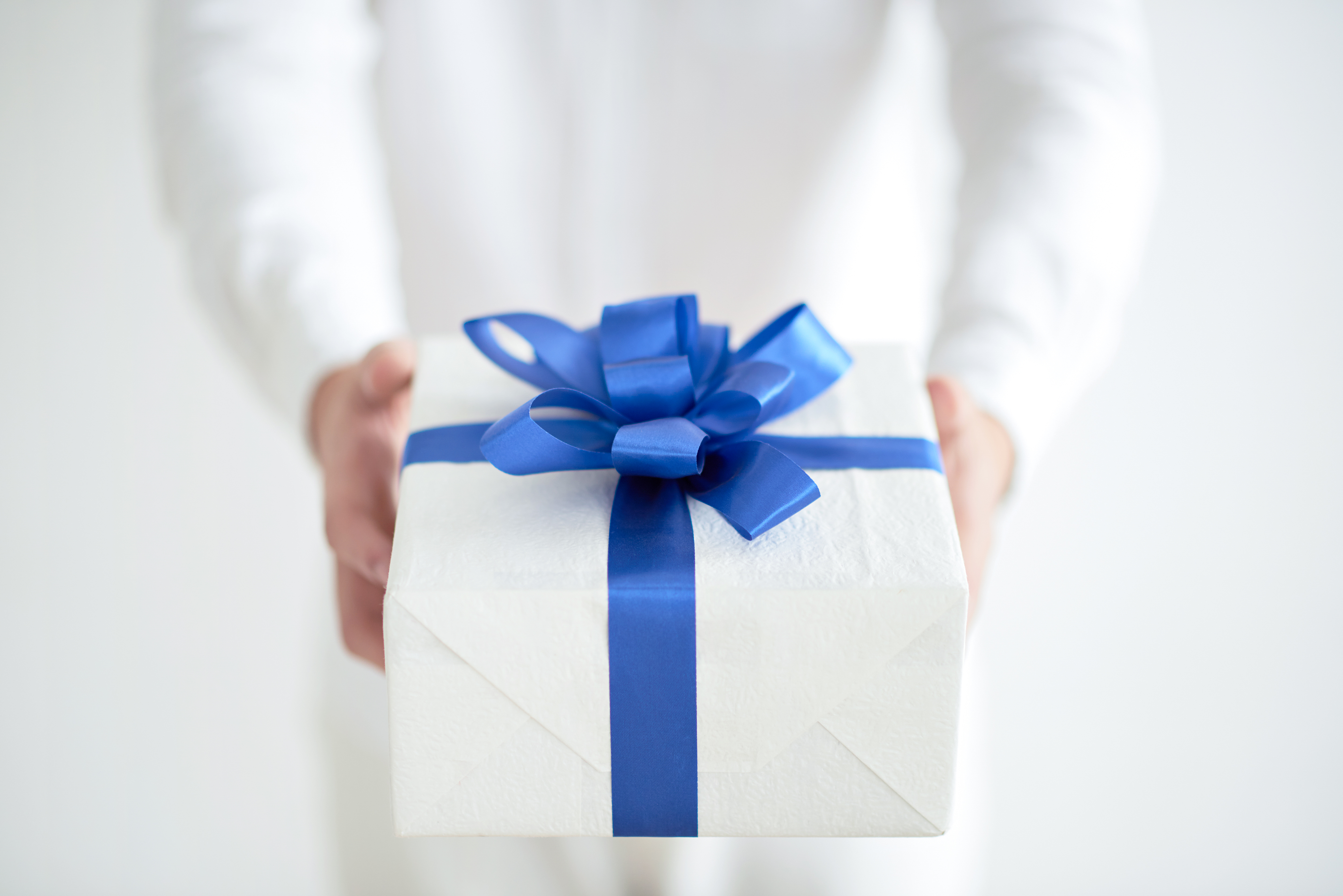 Подарки не возвращают. Подарок. Подарок синий. Подарок в руках. Дарим подарки.